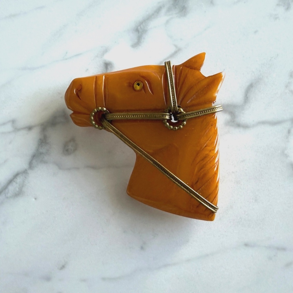 Vintage Carved Butterscotch Bakelite Horse Head Brooch, 1930s - Picture 3 of 12